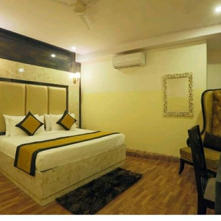 Hotel Plazzo Neu-Delhi Exterior foto